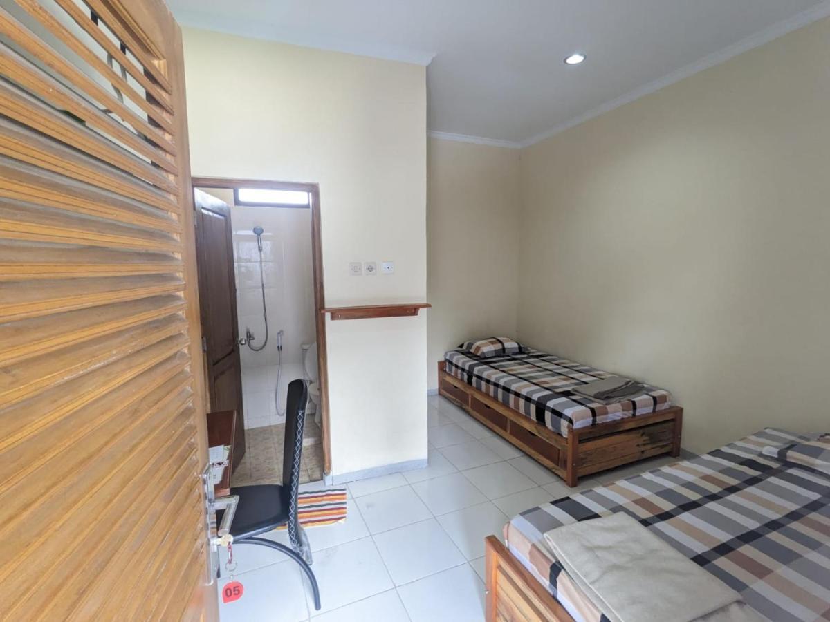 Rumah Pagar Merah Homestay Yogyakarta Exterior photo